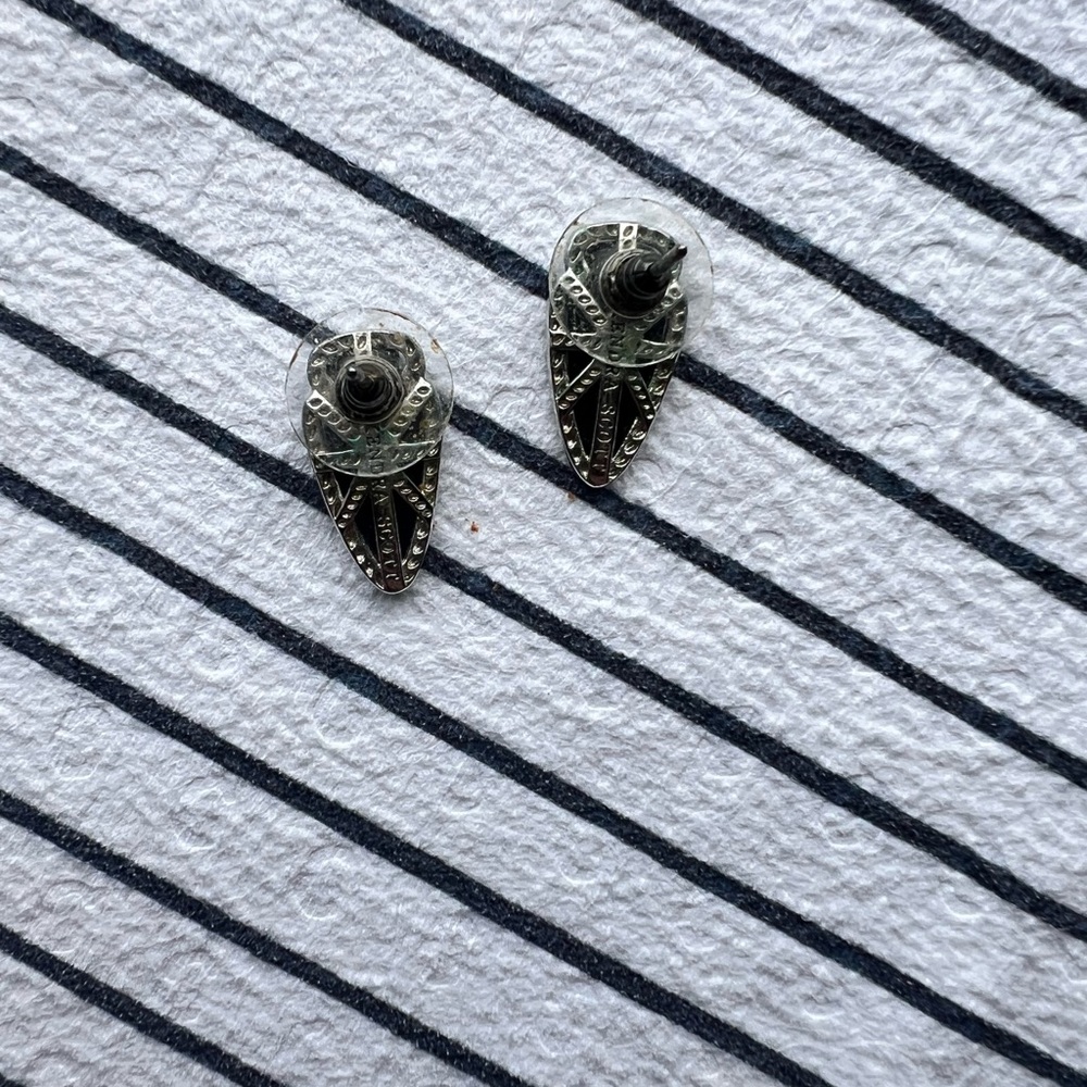 Kendra Scott black arrowhead studs